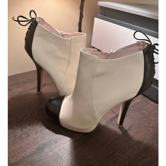 BEBE CATE PLATFORM HIGH HEELED WHITE/BLACK LEATHER BOOTIES; SIZE 9 - Picture 1 of 5
